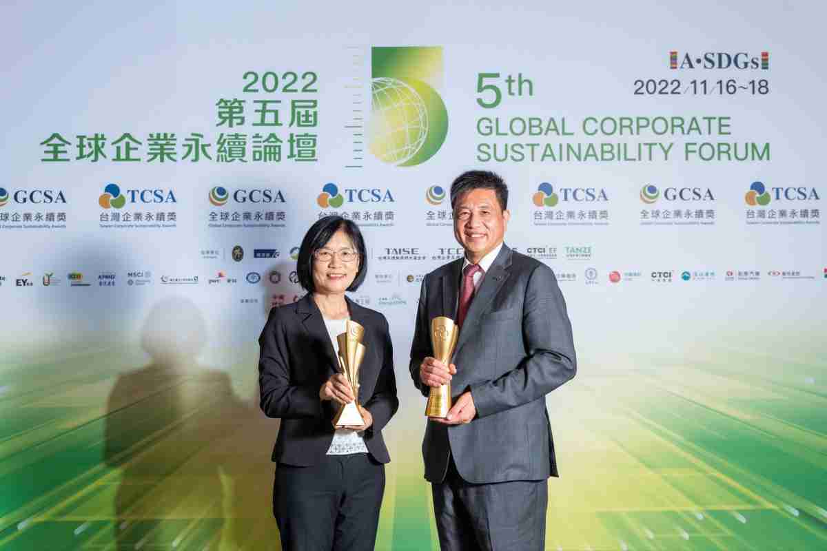 糖果派对作为净零碳排先锋，，，，期引领价值链伙伴同行共好，，，，卫冕制造业组“十大典范企业” 二连冠殊荣(左：糖果派对光电永续长古秀华，，，，右：糖果派对光电董事长暨执行长彭双浪)