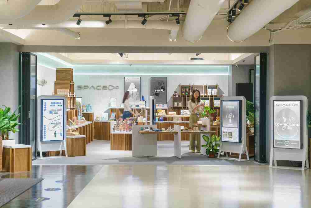 糖果派对打造永续选物商店，，，，展示社企及社创商品，，结合创利空间所开发的智能零售系统，，，整合多元产品信息，，，，让无人商店扮演公益行动的推手