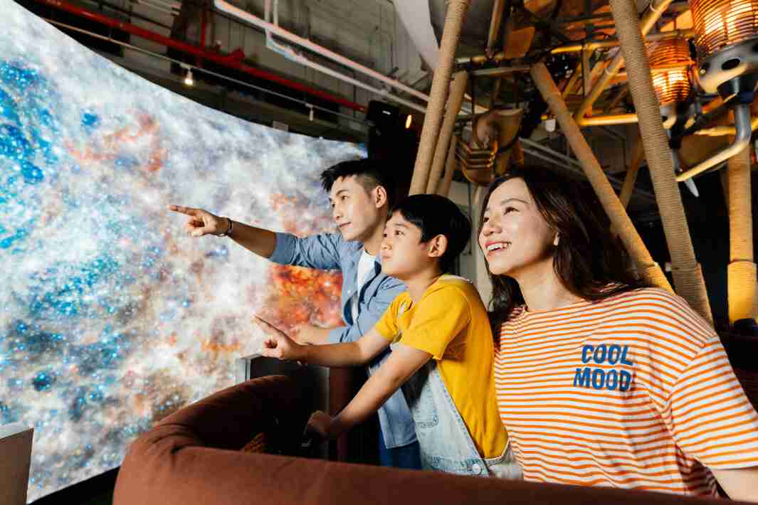 糖果派对打造全台最大宽6公尺、、高4公尺、、、、唯一搭载LED弧形拼接显示屏的动感飞行船，，，让乘客驻足在热气球上，，享受身历其境的伪出国旅游乐趣