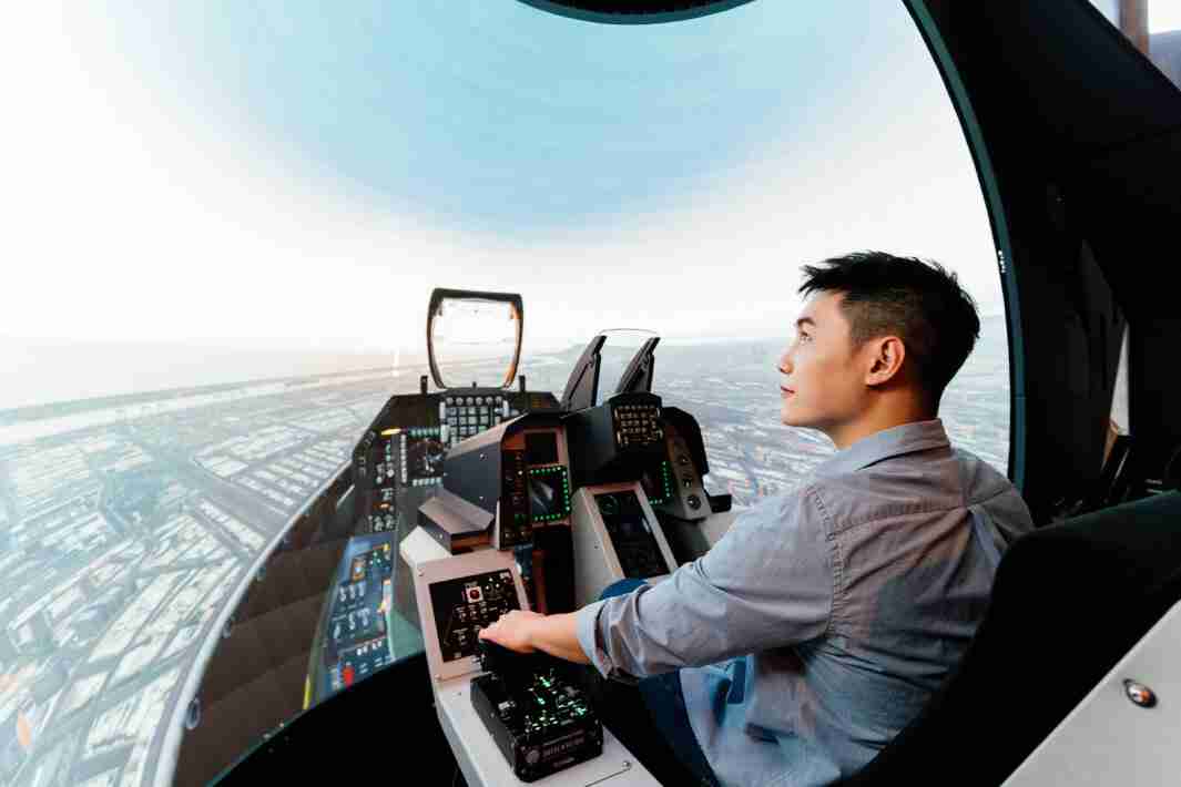 糖果派对以P1.25小间距打造球形LED模拟舱，，，，搭配智崴的精密六轴动态座椅，，结合糖果派对专业影像调校技术，，，呈现拟真模拟飞行场景