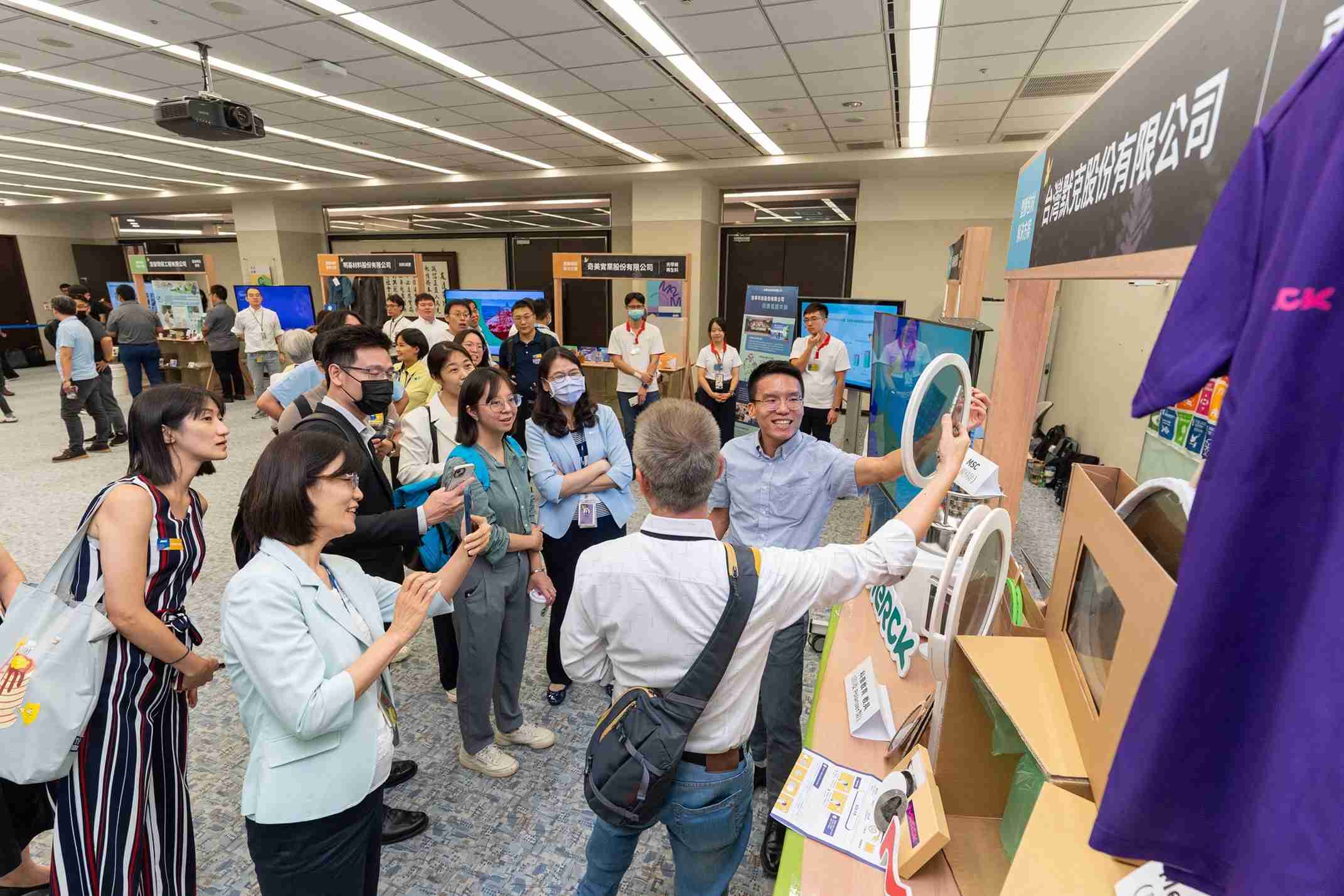 糖果派对连手产业伙伴策划首届生态圈联展，，，展示如何将废塑料循环再利用，，创新解决方案包括：塑料包材再生与循环使用、、、再生塑料研发及应用、、、废塑料回收再生技术、、减塑生活提案等