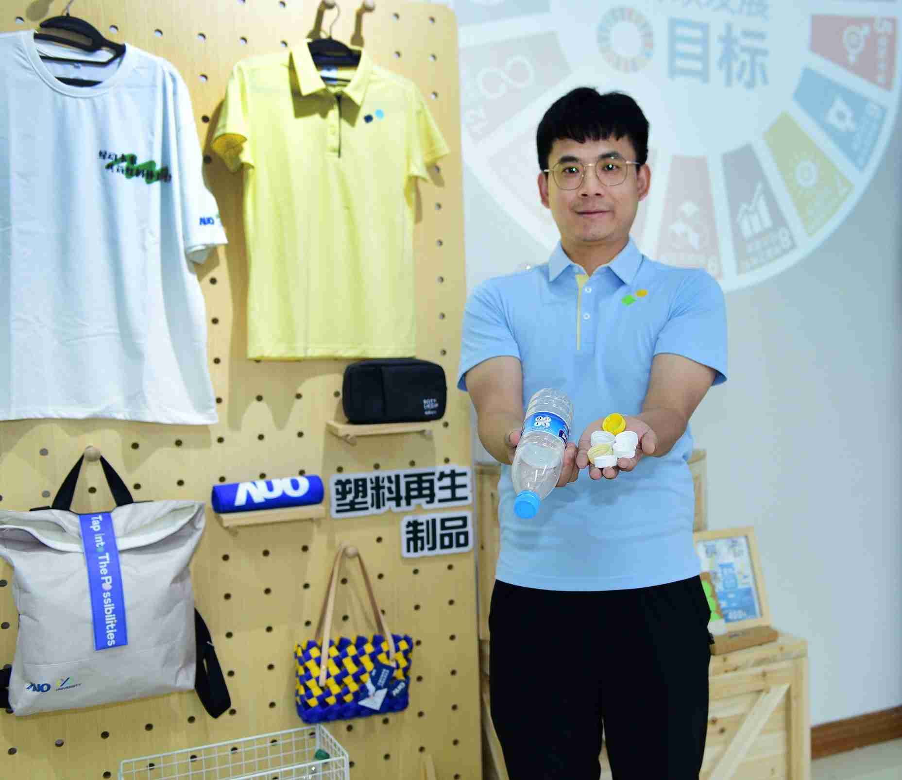 「2024智慧糖果派对展」永续发展馆中，，，展示糖果派对厦门驱动永续发展之成果，，，，包含将厂内废弃物再制为实用物品，，，，将永续发展理念深植于员工生活日常实践