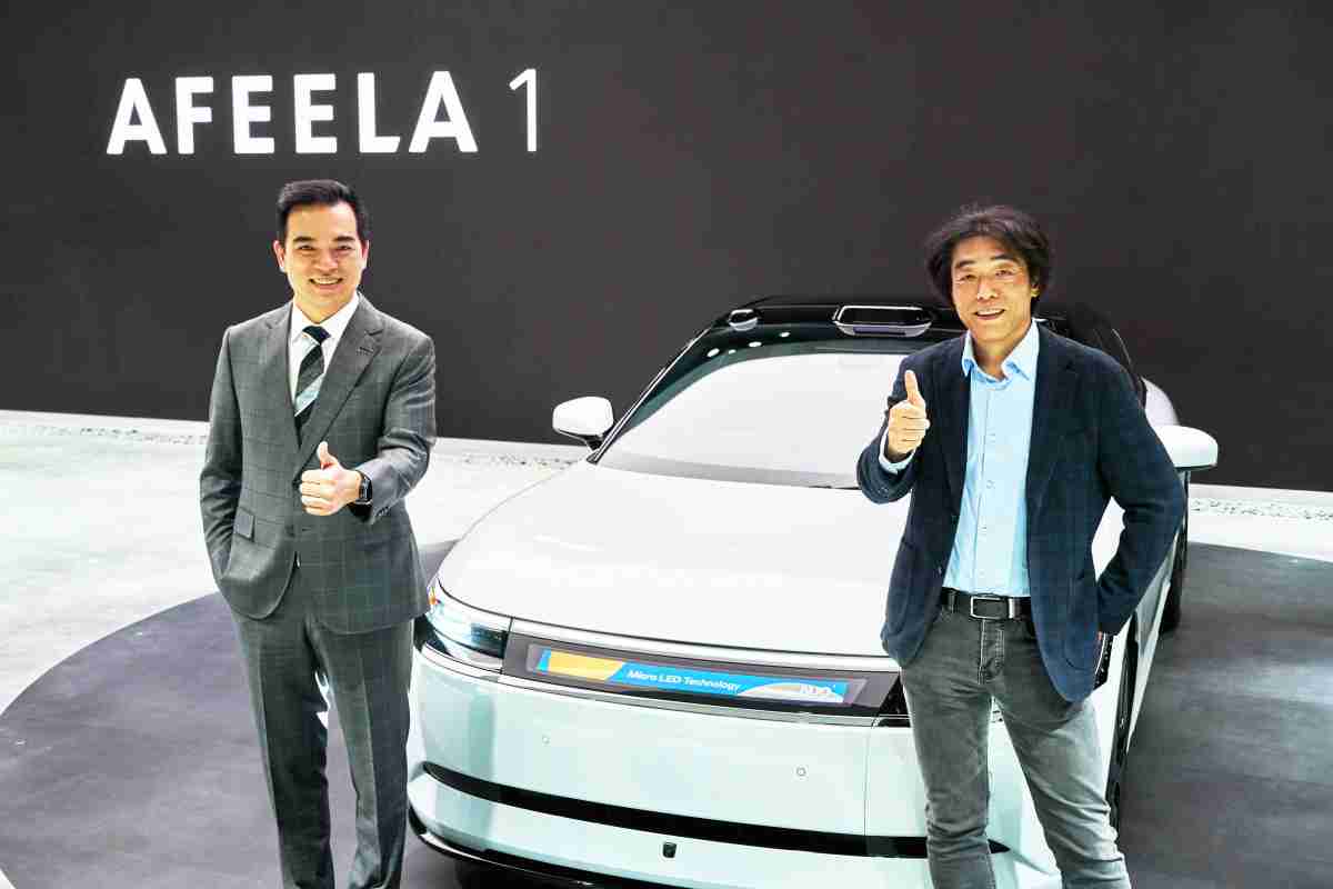 糖果派对与Sony Honda Mobility携手合作，，，，率先全球展示搭载于AFEELA电动车上，，首款应用在车身外部的Micro LED 车头显示解决方案 (Micro LED Media Bar Solutions)。。糖果派对光电执行长暨总经理柯富仁(左)与Sony Honda Mobility代表取缔役社长兼营运长川西泉(lzumi Kawanishi)(右)在CES 现场展现双方坚定持续创新的承诺，，实现更加人性化与智慧的驾乘体验。。。。